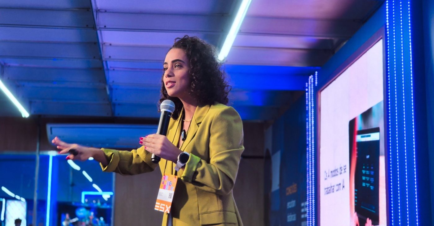 Mariah Sathler palestrando sobre inteligência artificial em evento
